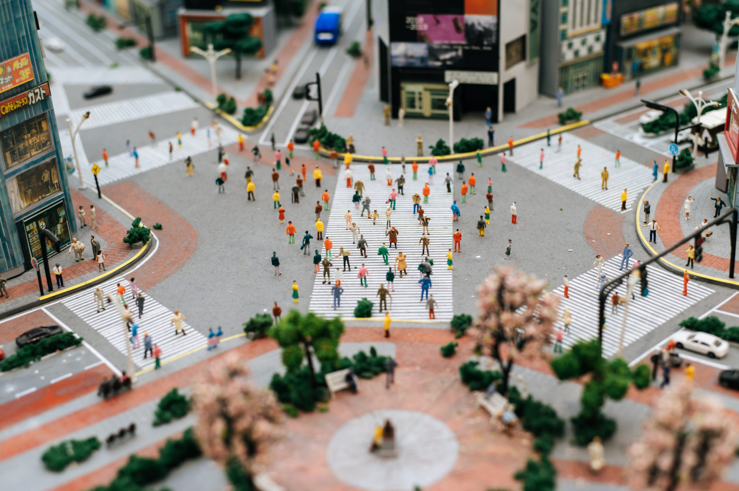 Small people or small people walk on many streets. Selective focus