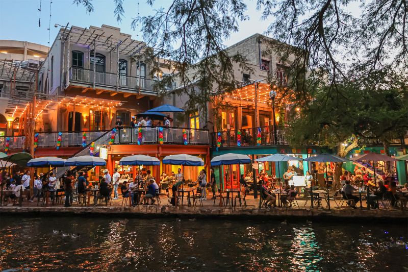 Dining on the San Antonio River Walk. Courtesy of Visit San Antonio.